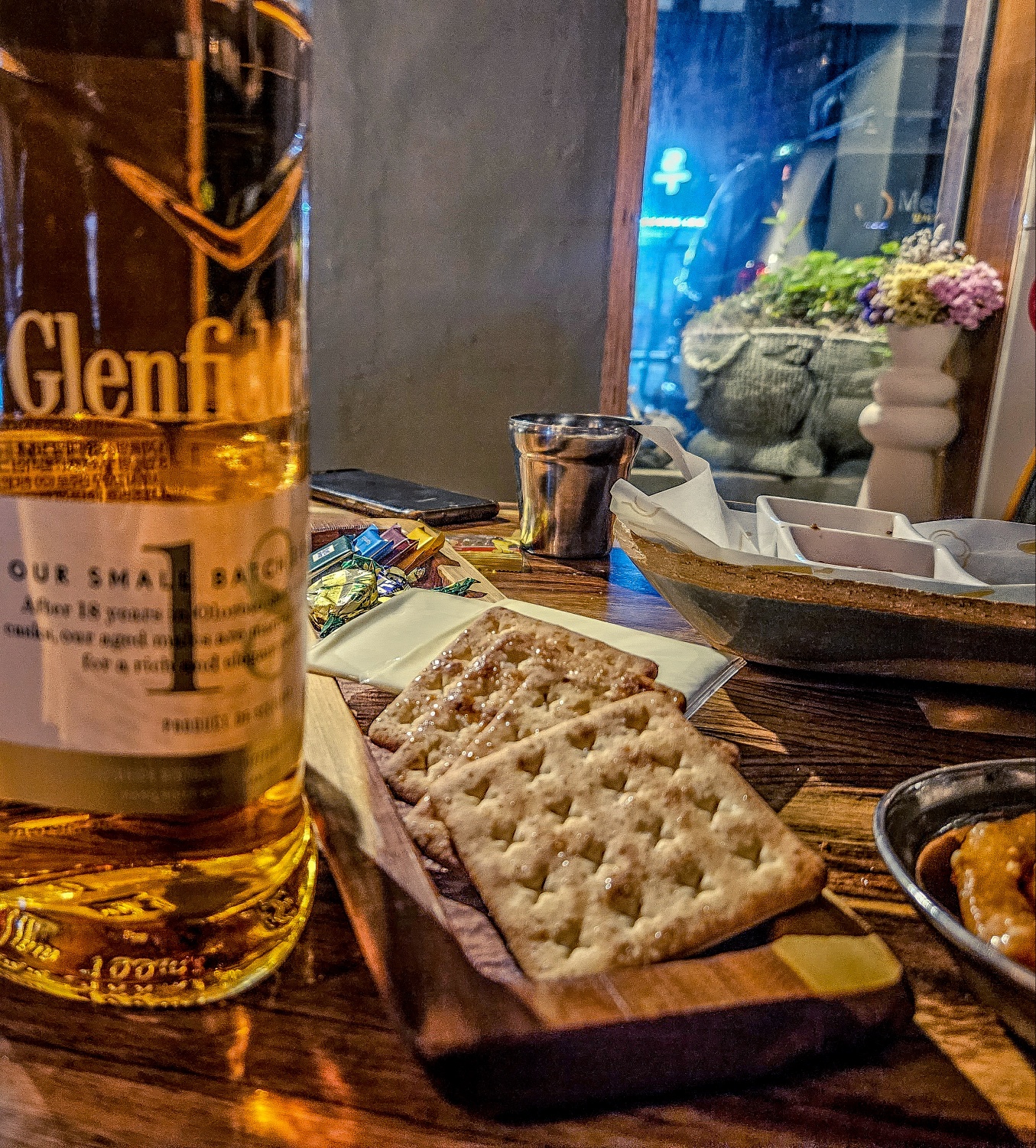 jeju seongsan pub glenfiddich crackers